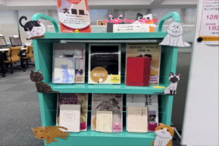 ブックトラック展示(11号館1F カウンター前)