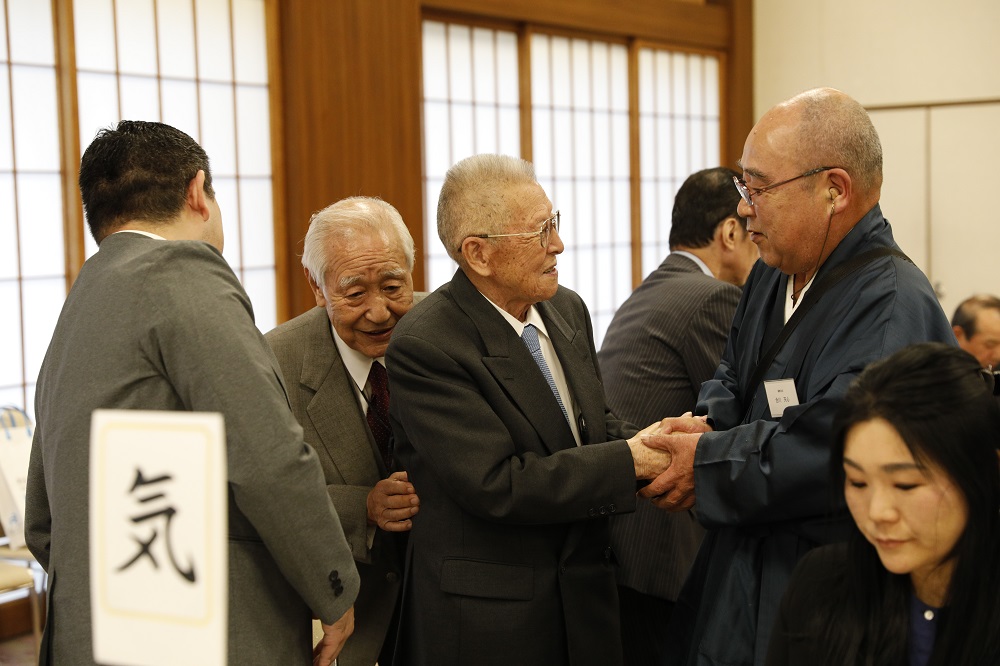 旧交を温める卒業生