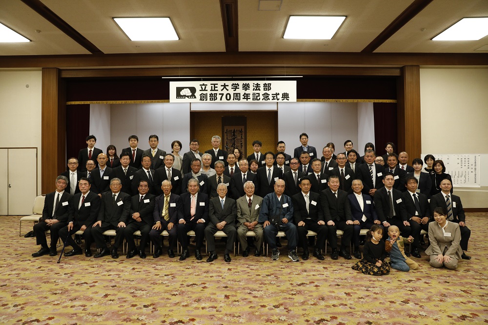 卒業生による記念撮影