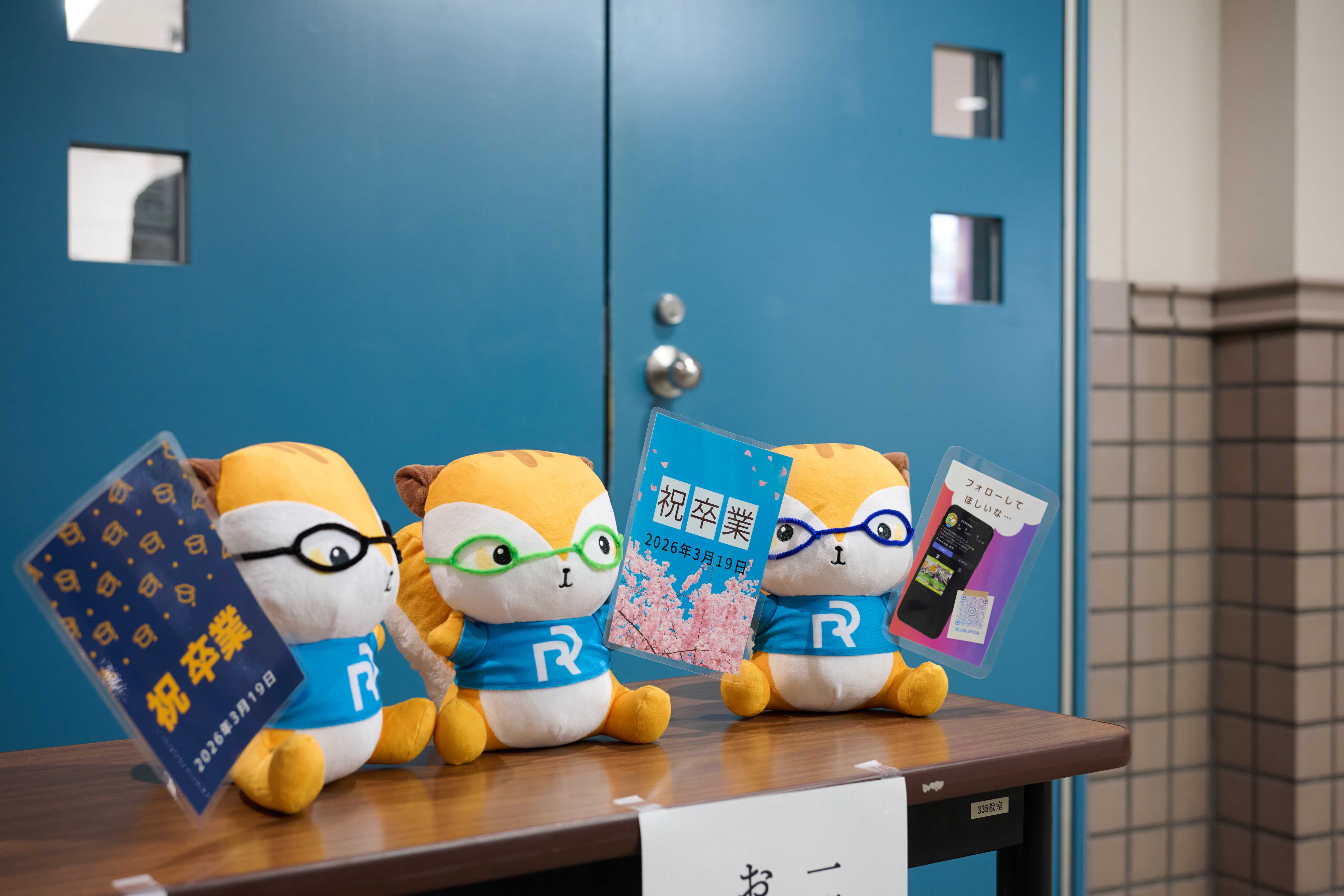 品川キャンパスにて、展示されている立正大学マスコットキャラクター「モラりす」。