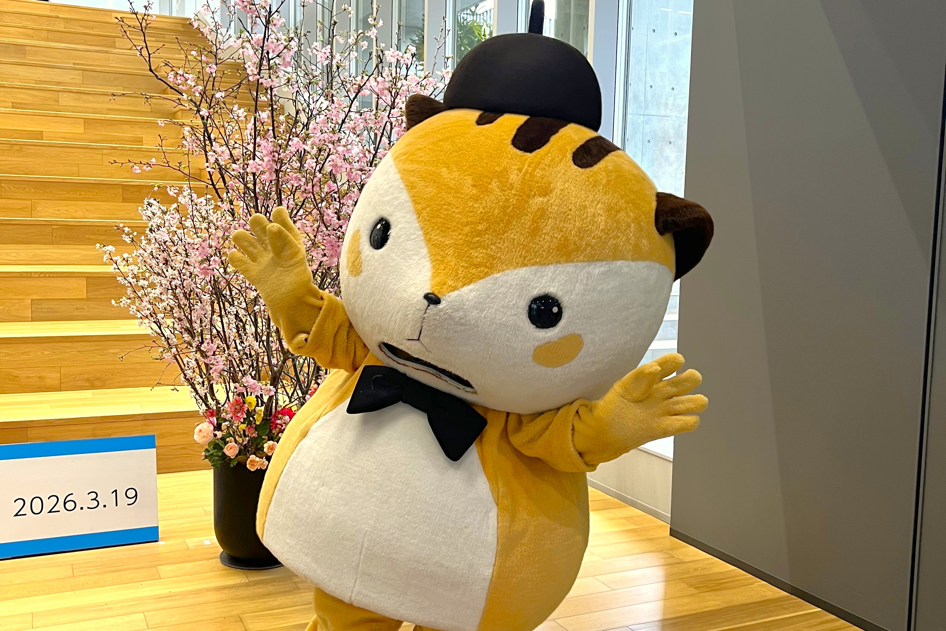 品川キャンパスにて、撮影スポットでポーズをとる「モラりす」。